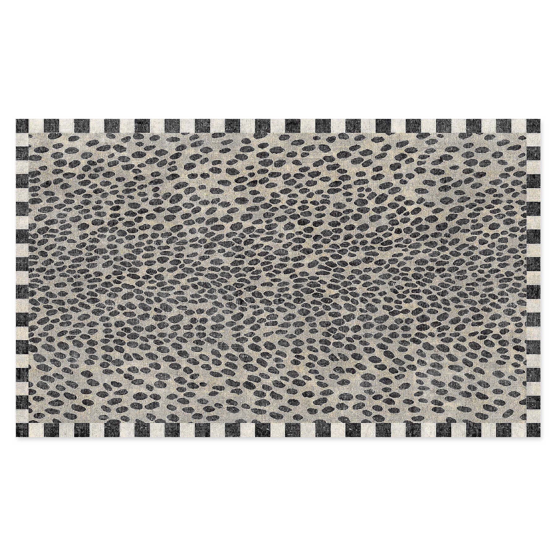 Pratelný koberec Snow Leopard od MacKenzie-Childs, vzor sněžného leoparda s kostkovaným lemem, 61 x 91 cm.
