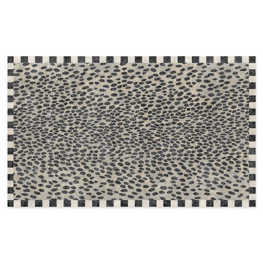 Pratelný koberec Snow Leopard od MacKenzie-Childs, vzor sněžného leoparda s kostkovaným lemem, 61 x 91 cm.
