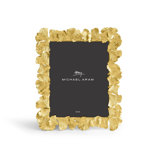 Rámeček na fotografii Golden Ginkgo od Michael Aram ze zlatě upraveného kovu, s motivem ginkgo listů, ve velikostech pro foto 20x25 cm a 13x18 cm, Waterfall Bathrooms.


