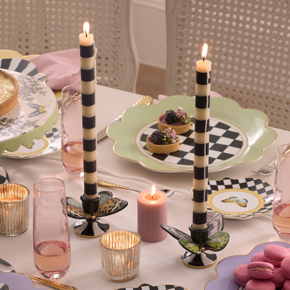 Sada 2 porcelánových svícnů Butterfly Toile od MacKenzie-Childs s motýlím vzorem a zlatou obrubou, Waterfall Bathrooms.