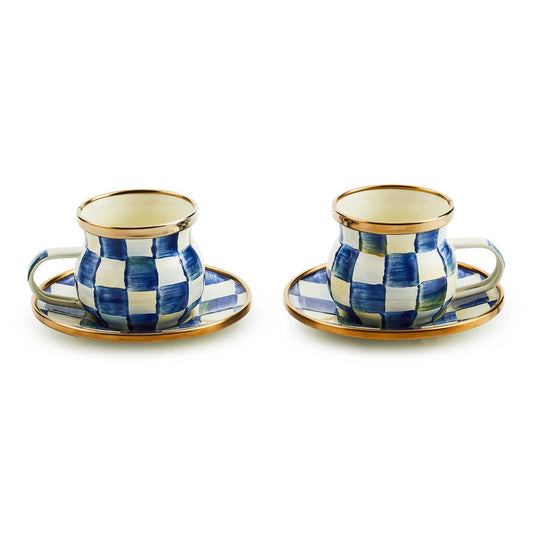 Sada dvou hrnků a podšálků na espresso Royal Check od MacKenzie-Childs, s modrobílým kostkovaným vzorem a bronzovými okraji, Waterfall Bathrooms.
