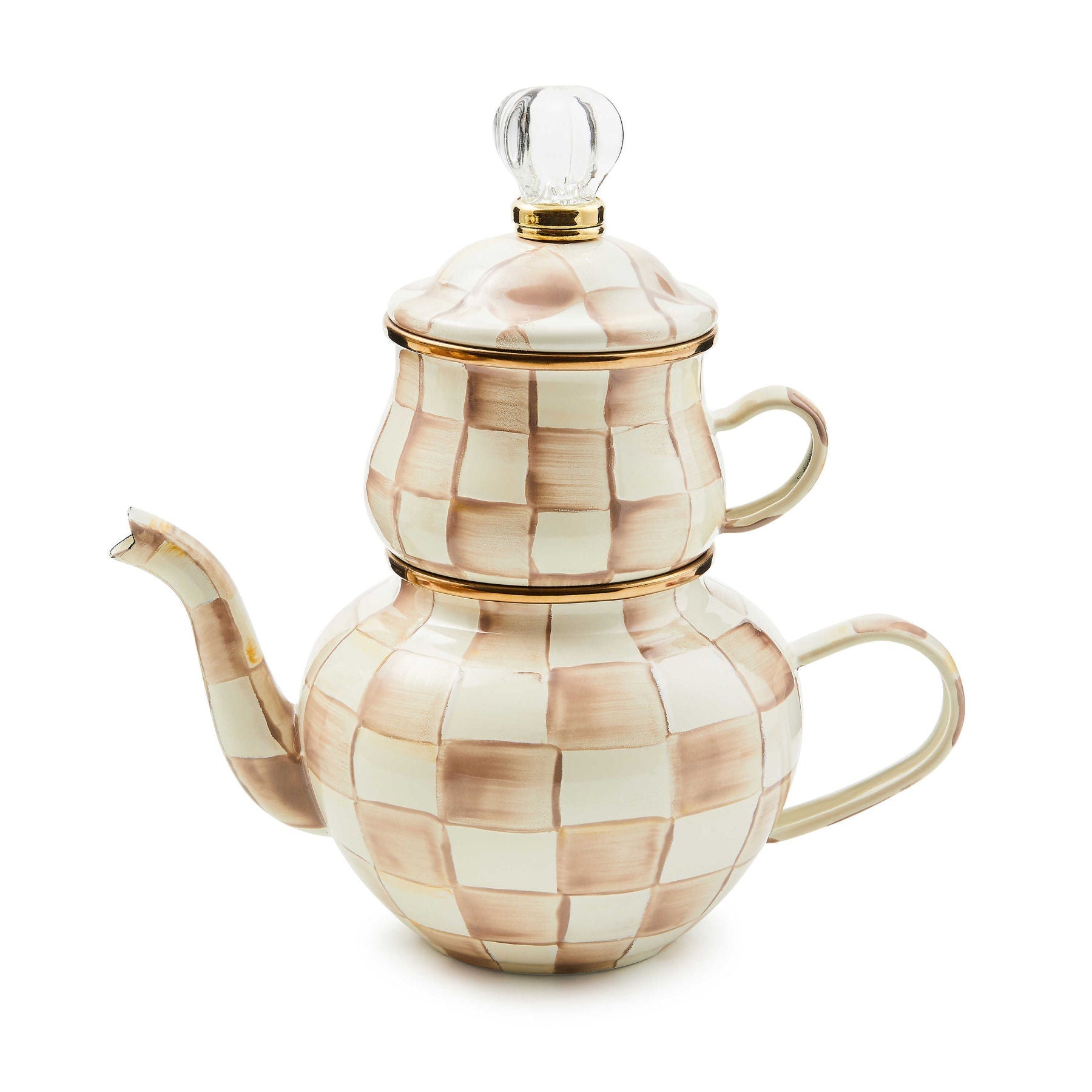 Smaltovaná sada High Tea Mocha Check od MacKenzie-Childs, s konvicí a hrnkem postaveným na sobě, s kávovým kostkovaným vzorem, Waterfall Bathrooms.