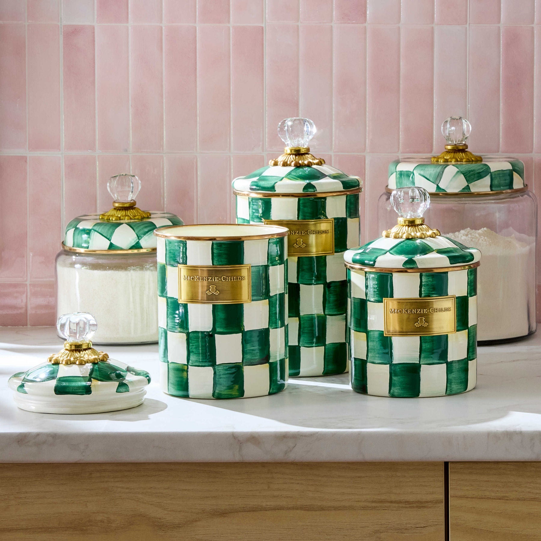 Sada smaltovaných dóz Emerald Check od MacKenzie-Childs se smaragdovým kostkovaným vzorem a skleněnými úchytkami, Waterfall Bathrooms.

