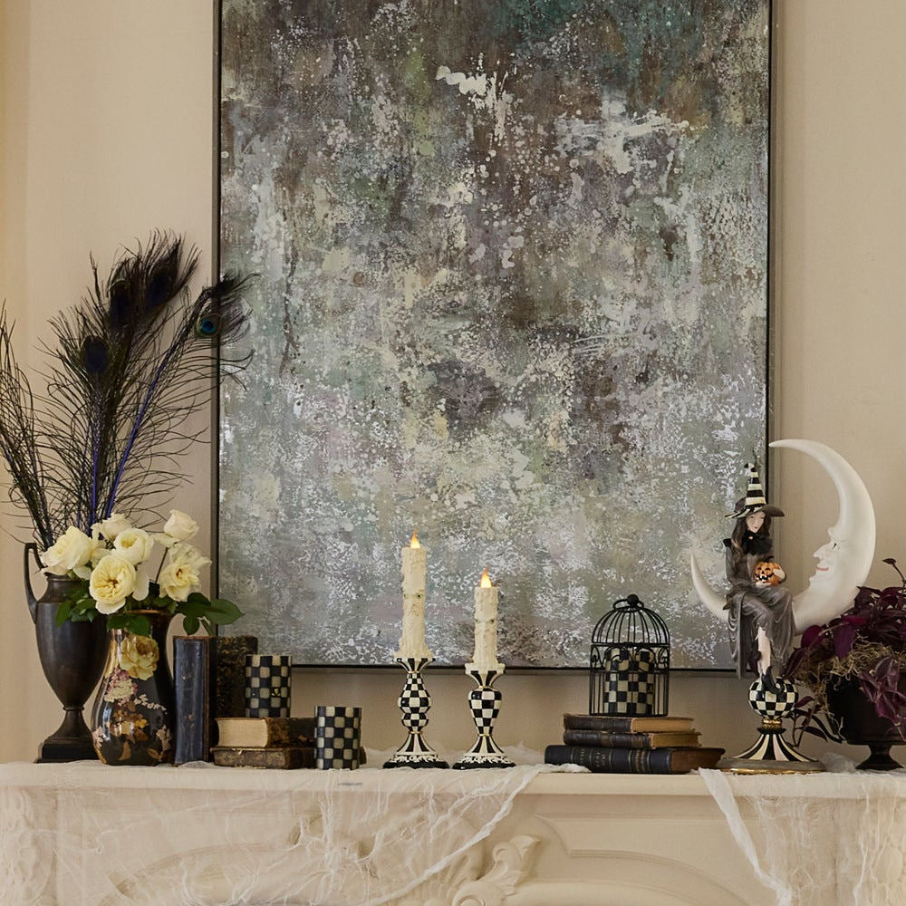 Sada dvou dekorativních halloweenských svíček s obličeji a černo-bílými detaily Courtly Check MacKenzie-Childs Waterfall Bathrooms