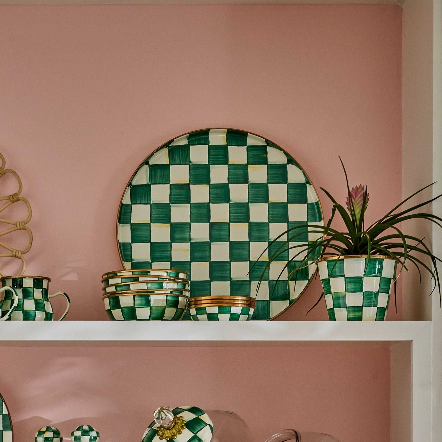 Servírovací tác Emerald Check od MacKenzie-Childs se zeleným kostkovaným vzorem, Waterfall Bathrooms.
