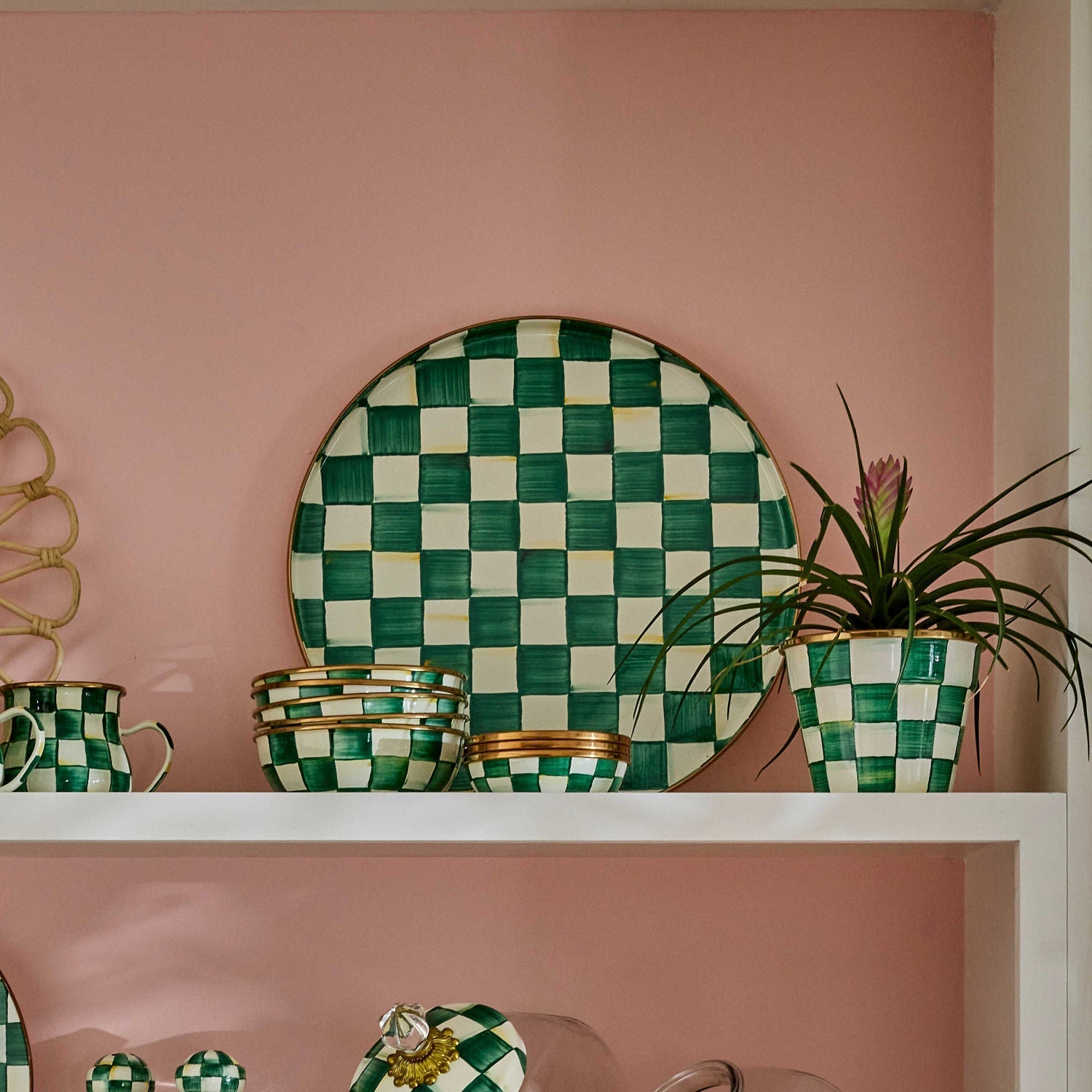 Servírovací tác Emerald Check od MacKenzie-Childs se zeleným kostkovaným vzorem, Waterfall Bathrooms.

