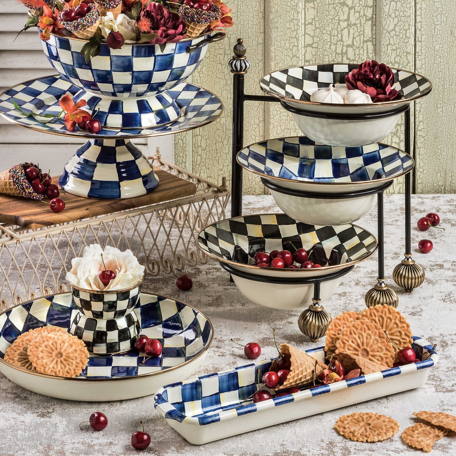 Velký servírovací stojan od MacKenzie-Childs z kovaného železa s mosaznými akcenty, určený pro servírovací mísy a talíře, Waterfall Bathrooms.
