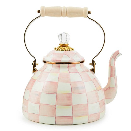 Smaltovaná čajová konvice Rosy Check (2,84 l) od MacKenzie-Childs s růžovým kostkovaným vzorem a čirým skleněným knopem, Waterfall Bathrooms.