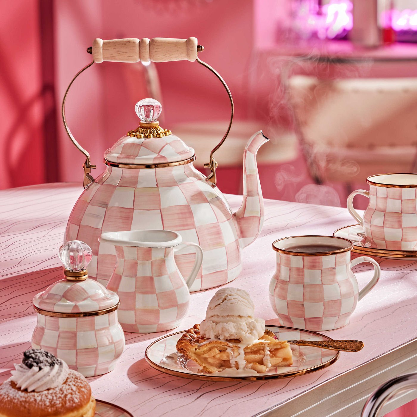 Smaltovaná čajová konvice Rosy Check (2,84 l) od MacKenzie-Childs s růžovým kostkovaným vzorem a čirým skleněným knopem, Waterfall Bathrooms.