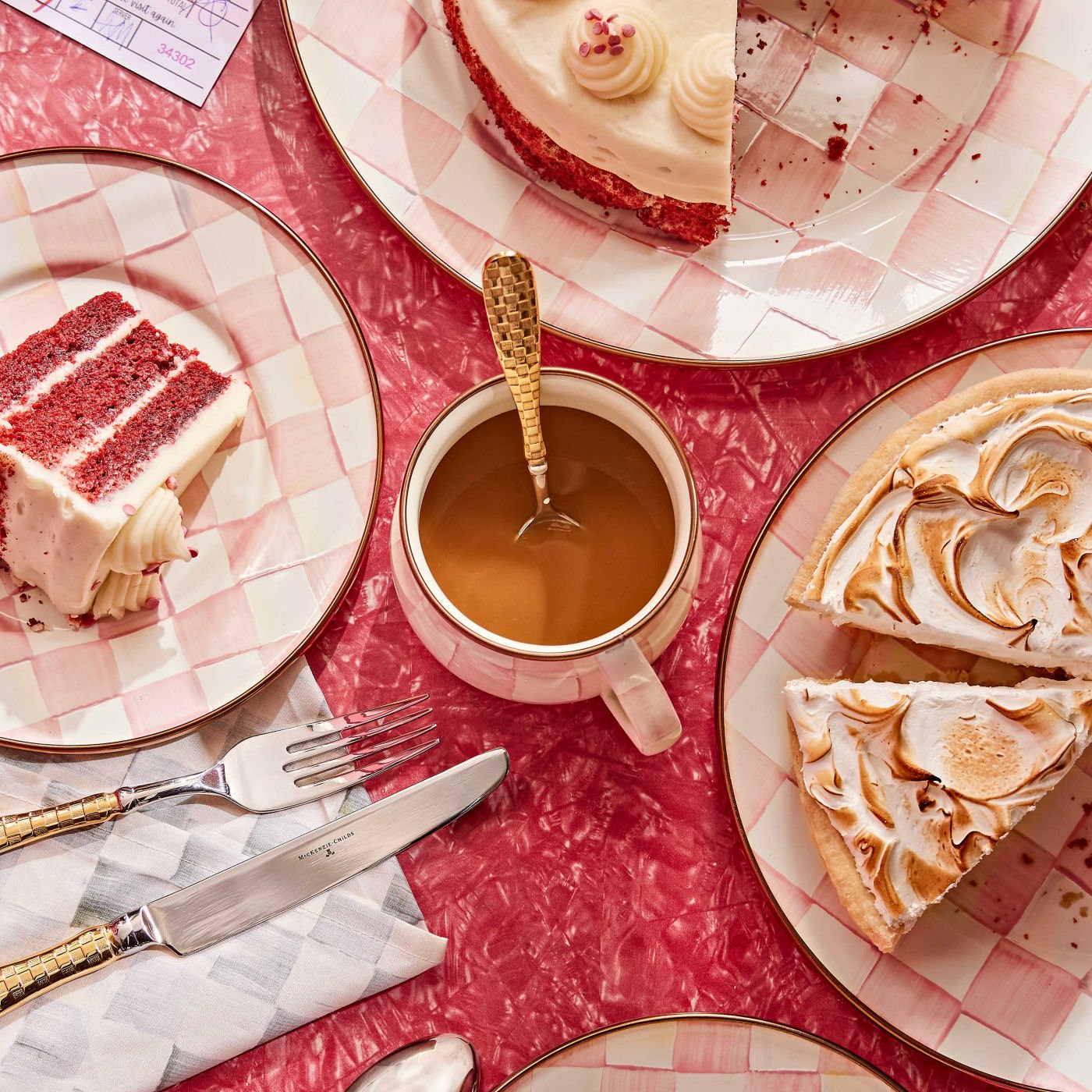 Smaltovaný hrnek Rosy Check od MacKenzie-Childs s růžovým kostkovaným vzorem a bronzovým lemem, Waterfall Bathrooms.