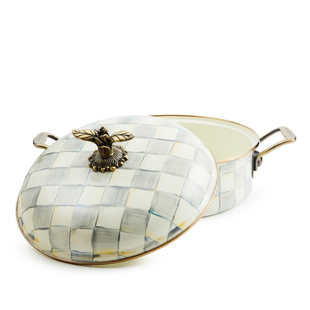 Smaltovaný zapékací hrnec Sterling Check (4,73 l) od MacKenzie-Childs s šedobílým kostkovaným vzorem a knopem ve tvaru květiny, Waterfall Bathrooms.