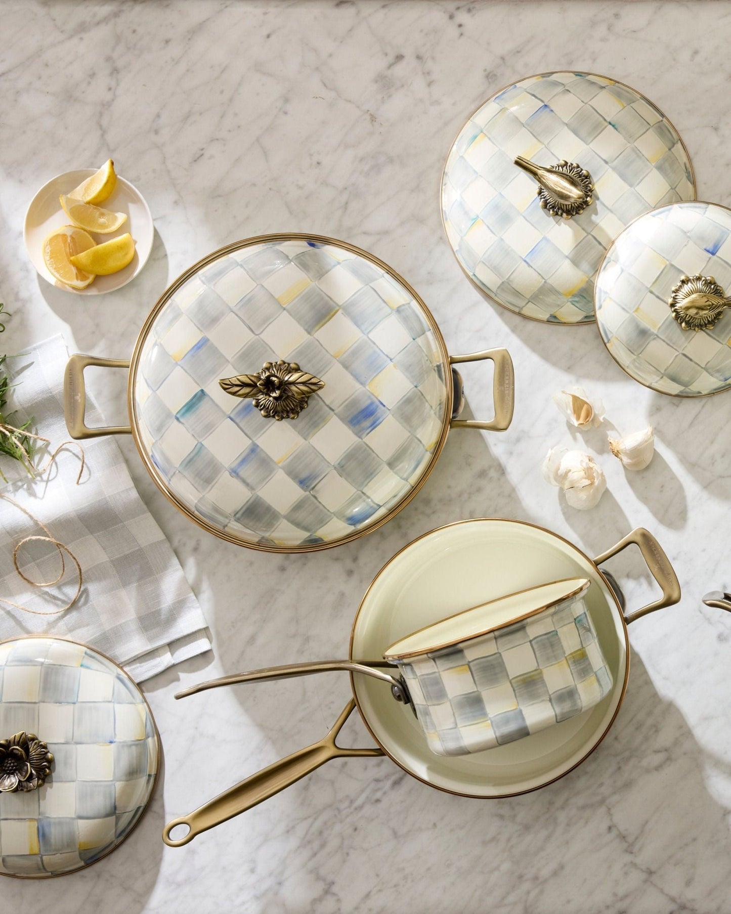 Smaltovaný zapékací hrnec Sterling Check (4,73 l) od MacKenzie-Childs s šedobílým kostkovaným vzorem a knopem ve tvaru květiny, Waterfall Bathrooms.