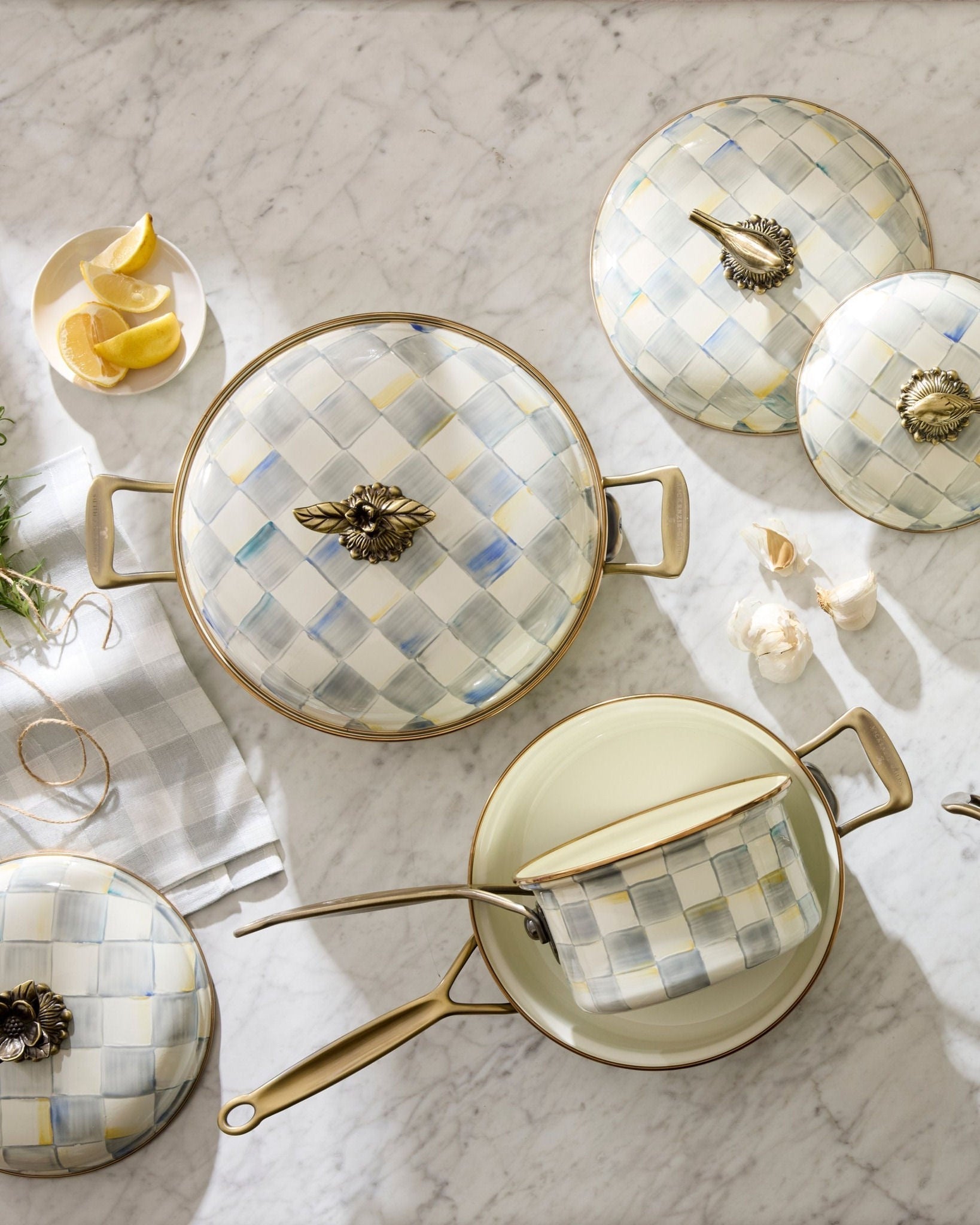 Smaltovaný zapékací hrnec Sterling Check (4,73 l) od MacKenzie-Childs s šedobílým kostkovaným vzorem a knopem ve tvaru květiny, Waterfall Bathrooms.