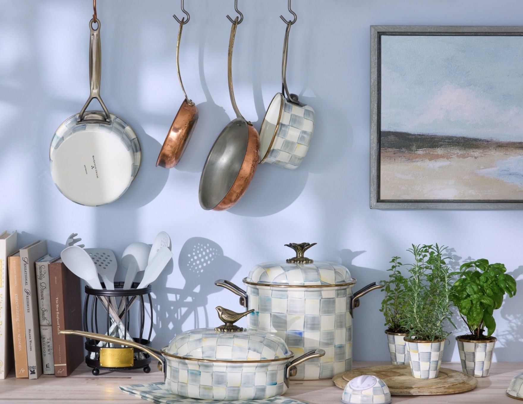 Smaltovaný zapékací hrnec Sterling Check (4,73 l) od MacKenzie-Childs s šedobílým kostkovaným vzorem a knopem ve tvaru květiny, Waterfall Bathrooms.