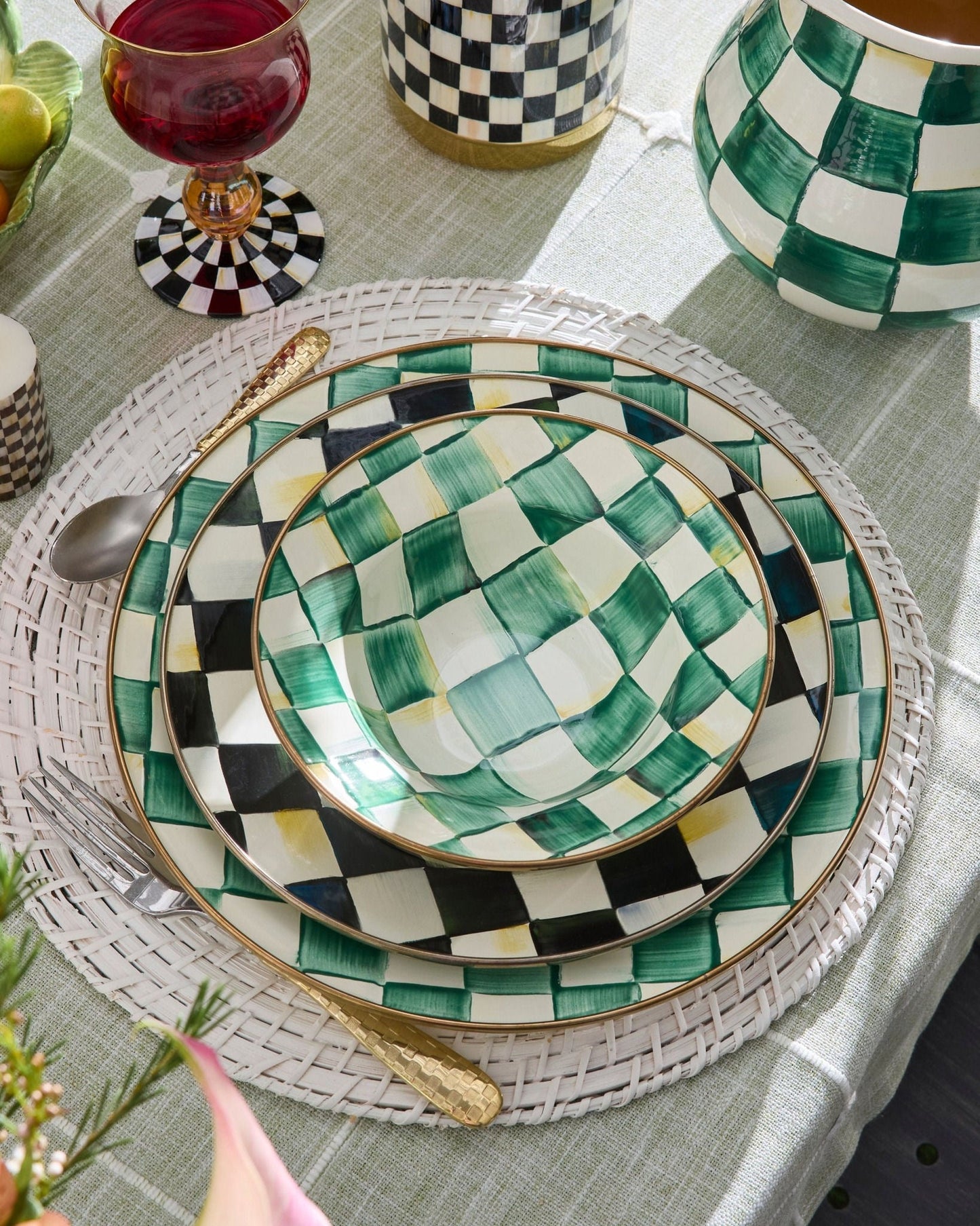 Snídaňová miska Emerald Check od MacKenzie-Childs, smaltovaná ocel, zelený kostkovaný vzor s bronzovým okrajem, Waterfall Bathrooms.