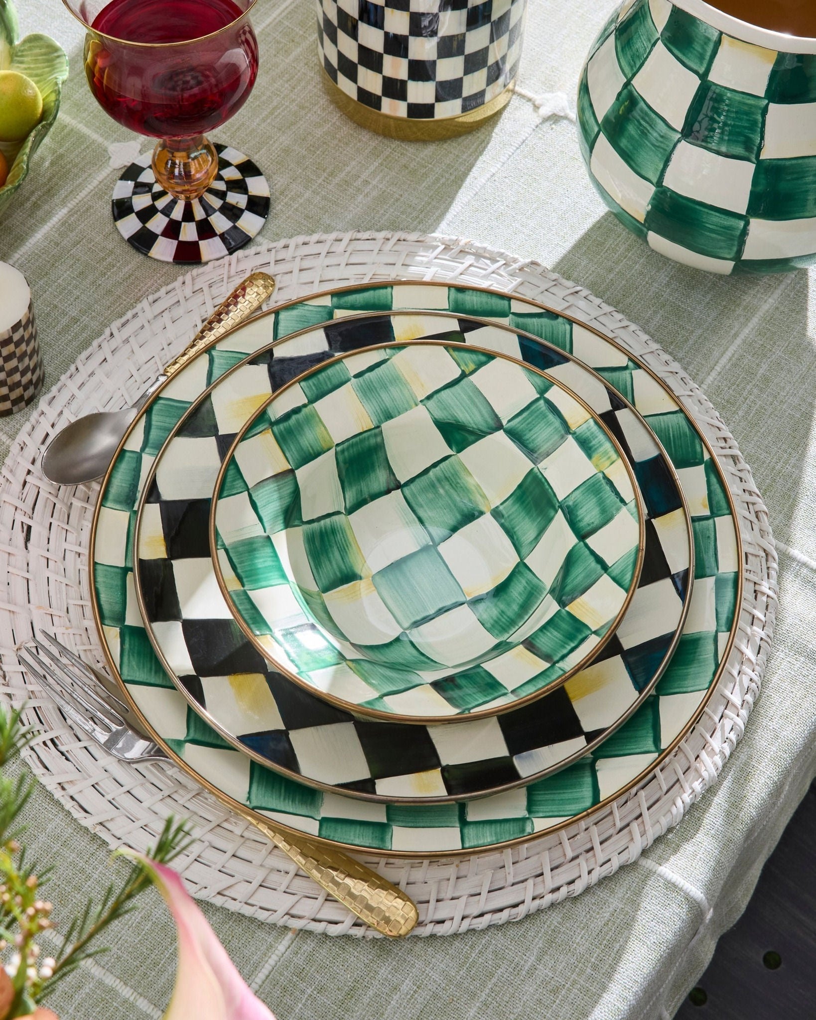 Snídaňová miska Emerald Check od MacKenzie-Childs, smaltovaná ocel, zelený kostkovaný vzor s bronzovým okrajem, Waterfall Bathrooms.