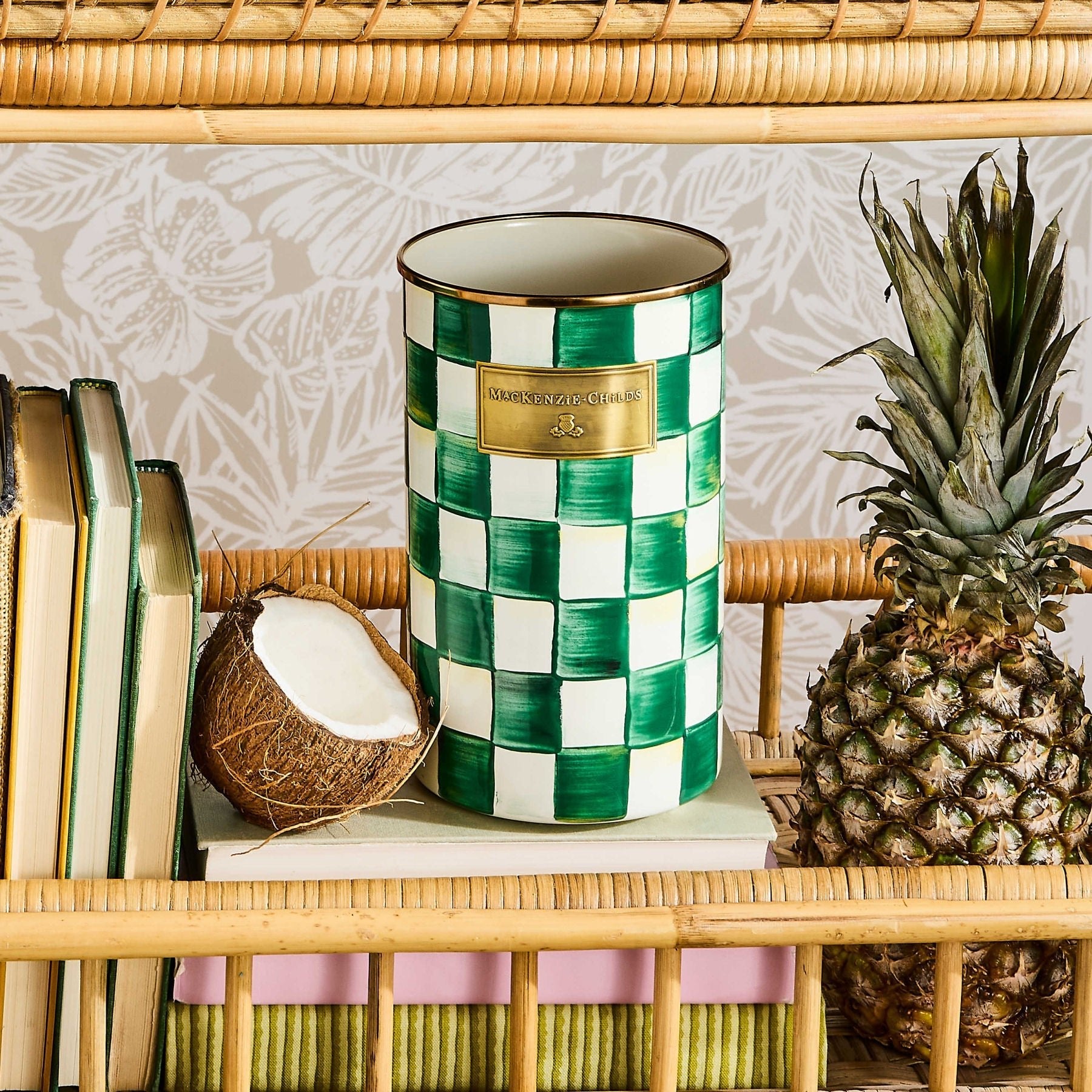 Stojan na kuchyňské náčiní Emerald Check od MacKenzie-Childs se zeleným kostkovaným vzorem, Waterfall Bathrooms.