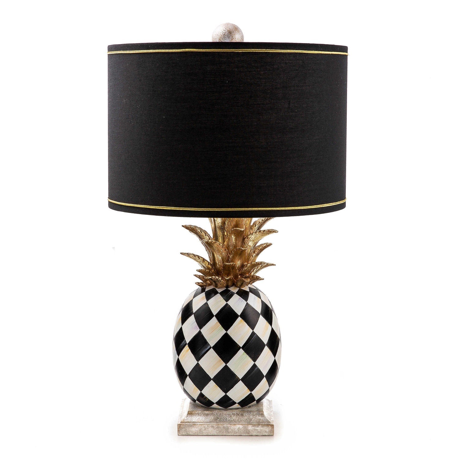 Stolní lampa Pineapple od MacKenzie-Childs se stříbrným ananasovým tělem a válcovitým stínidlem, Waterfall Bathrooms.