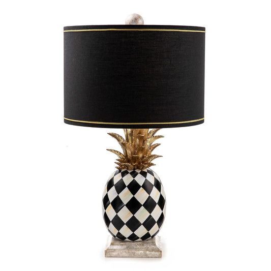 Stolní lampa Pineapple od MacKenzie-Childs se stříbrným ananasovým tělem a válcovitým stínidlem, Waterfall Bathrooms.