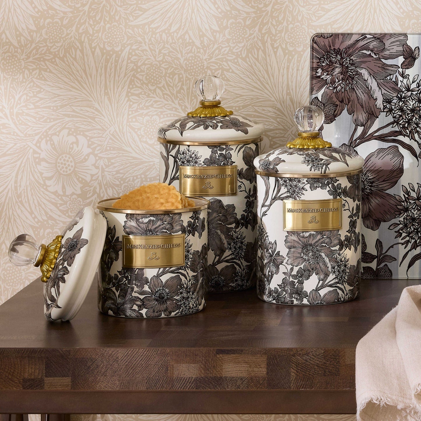 Střední smaltovaná dóza Sterling English Garden od MacKenzie-Childs s víkem a černými květinovými obtisky, Waterfall Bathrooms.