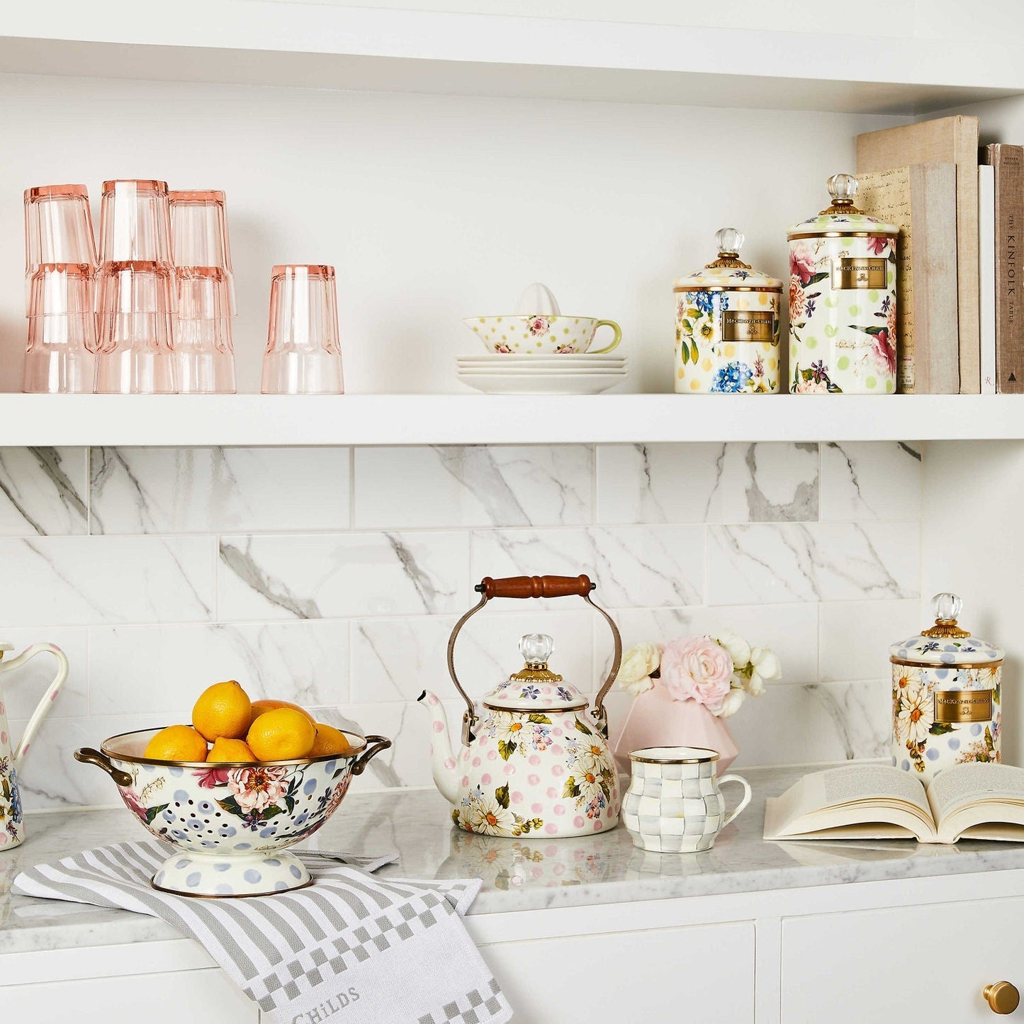 Střední smaltovaná dóza Wildflowers Blue od MacKenzie-Childs s modrými skvrnami a květinovými obtisky, Waterfall Bathrooms.