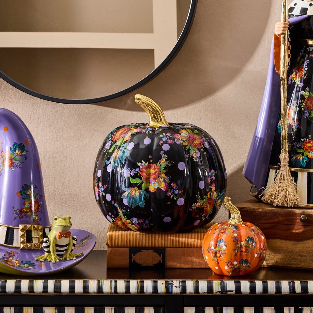 Střední dekorativní dýně Black Flower Market od MacKenzie-Childs s květinovými motivy na černém podkladu, Waterfall Bathrooms.
