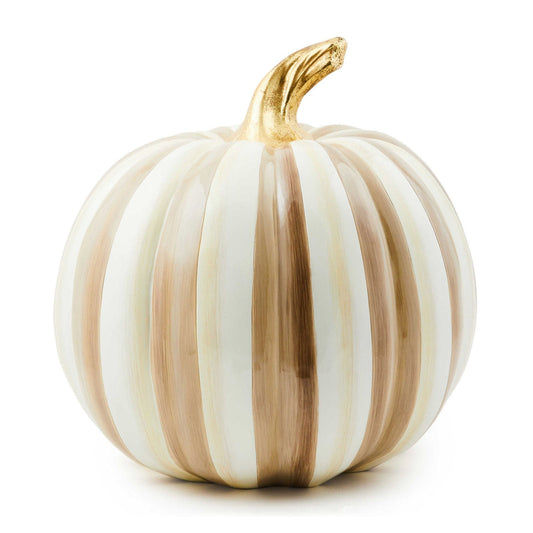 Střední dýně Mocha Stripe od MacKenzie-Childs, ručně malovaná pruhovaným vzorem Mocha Stripe se zlatým stonkem, Waterfall Bathrooms.
