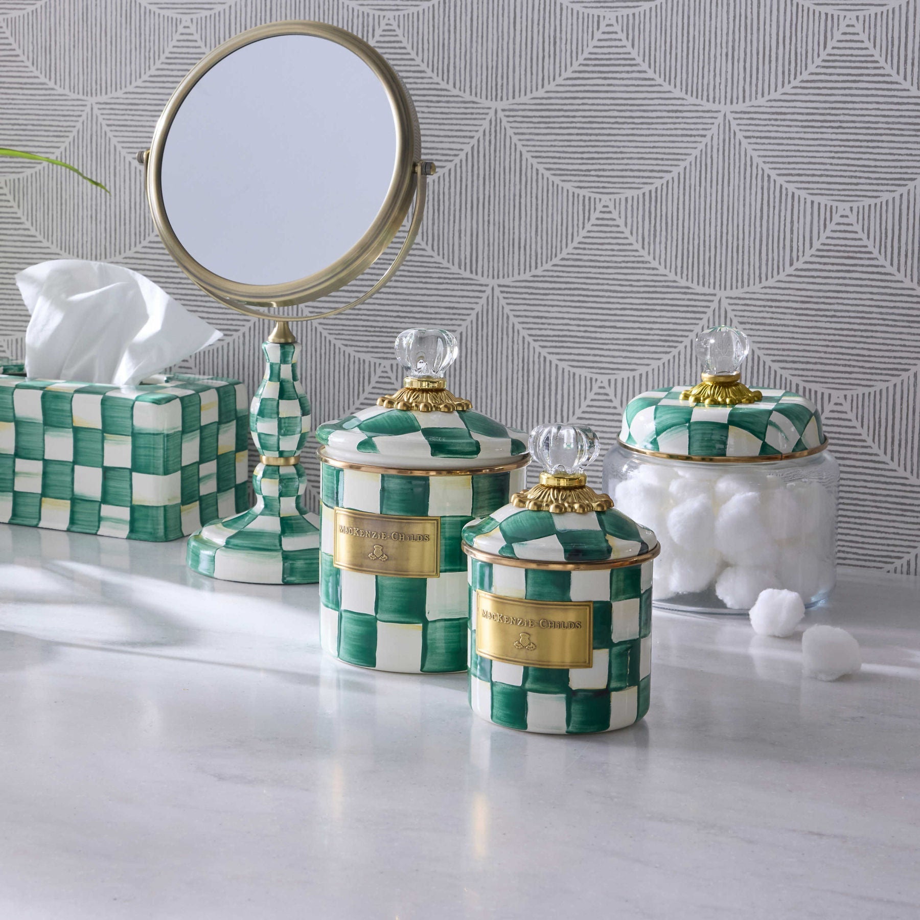 Střední kuchyňská dóza Emerald Check od MacKenzie-Childs se zeleným kostkovaným vzorem, Waterfall Bathrooms.