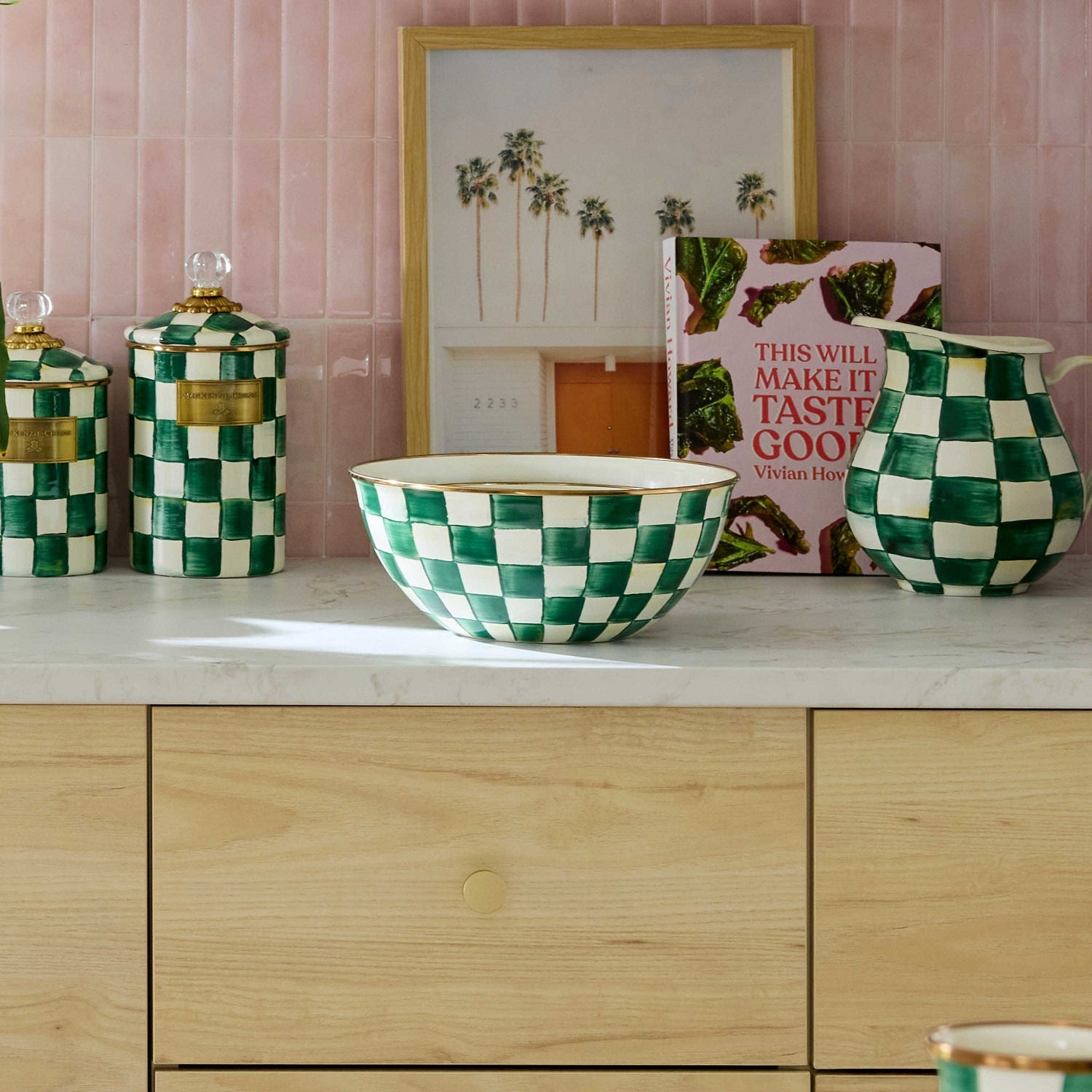 Střední smaltovaná miska Emerald Check od MacKenzie-Childs se zeleným kostkovaným vzorem, Waterfall Bathrooms.