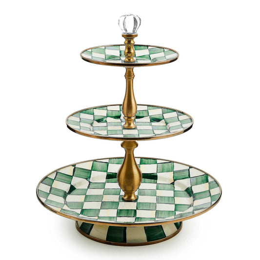 Třípatrový servírovací tác Emerald Check od MacKenzie-Childs se zeleným kostkovaným vzorem, Waterfall Bathrooms.