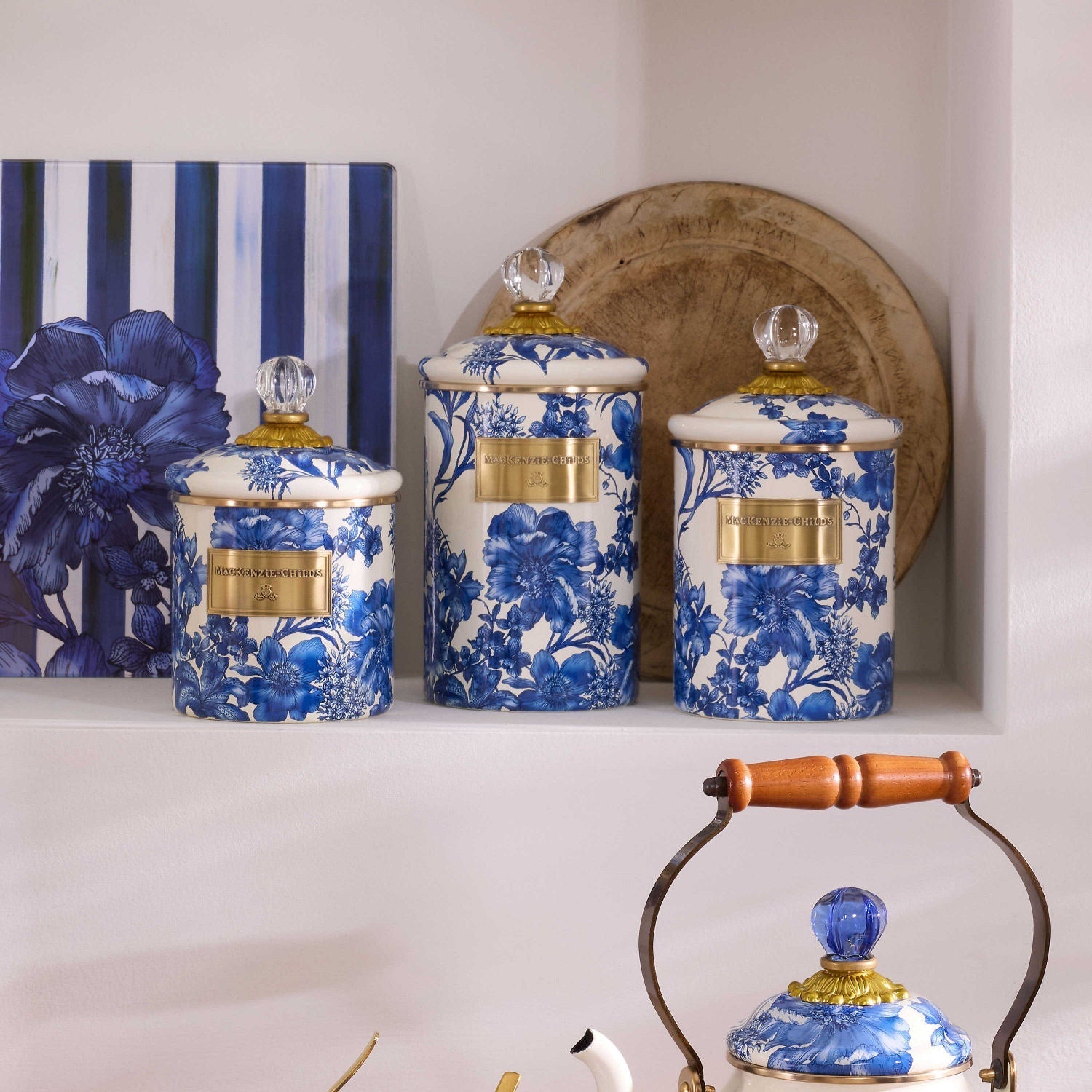 Velká smaltovaná dóza Royal English Garden od MacKenzie-Childs s víkem a modrými květinovými obtisky, Waterfall Bathrooms.