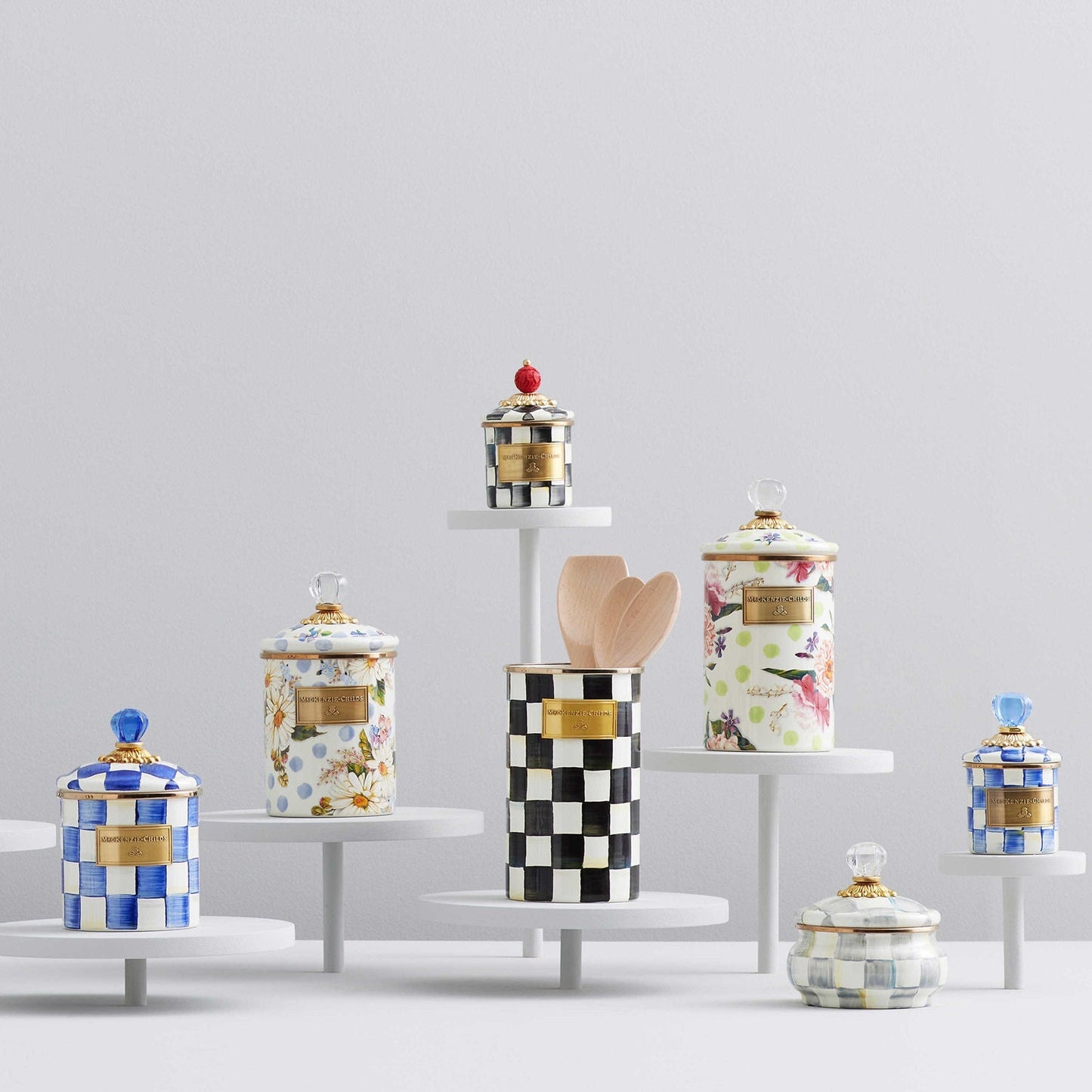 Velká dóza Wildflowers Green od MacKenzie-Childs, smaltovaná ocel, se skleněnou rukojetí a zeleným květinovým vzorem, 1.89 litru, Waterfall Bathrooms.