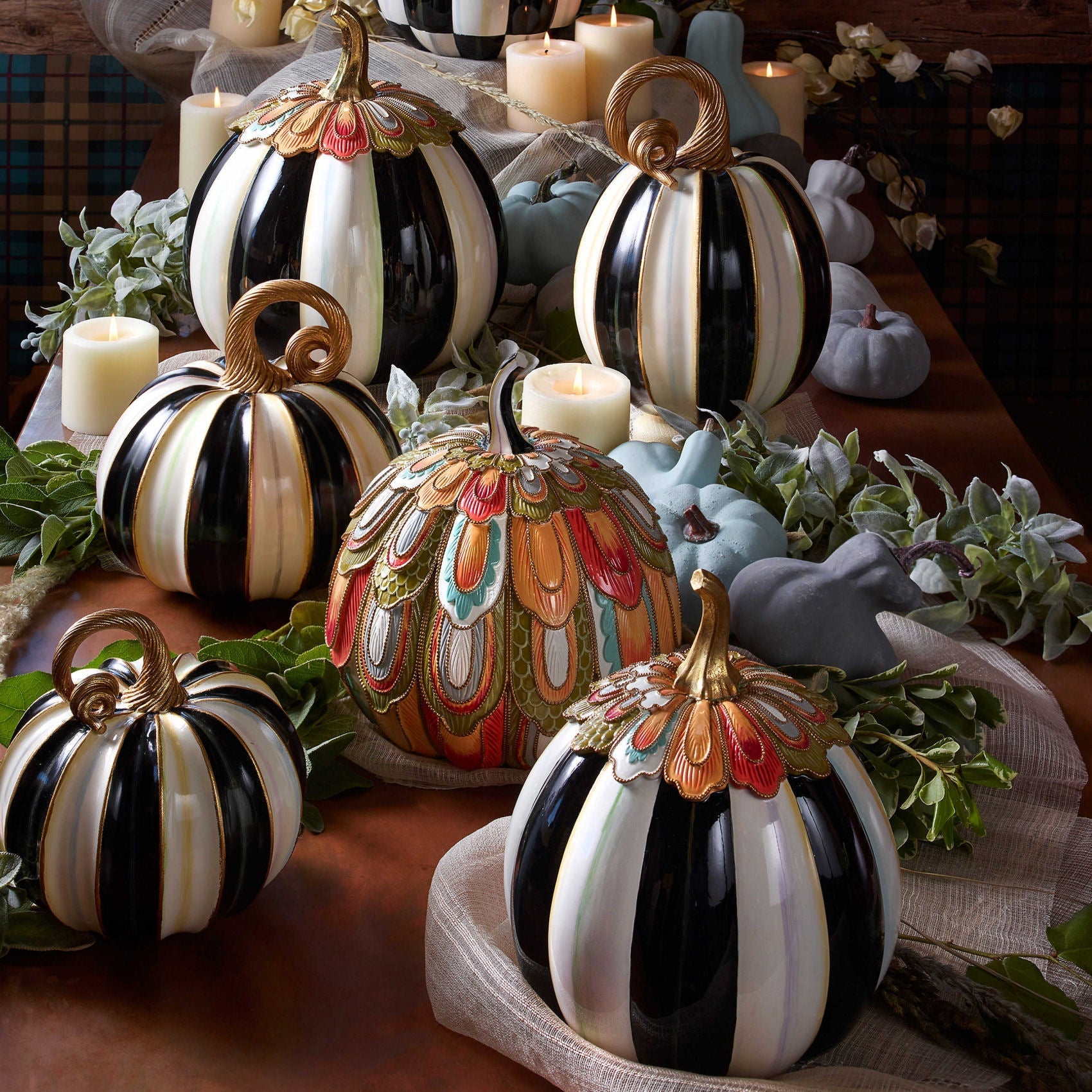 Velká dýně Elegant Stripe od MacKenzie-Childs, ručně malovaná pruhovaným vzorem Courtly Stripes se zlatým stonkem, ideální jako Halloweenská dekorace, Waterfall Bathrooms.
