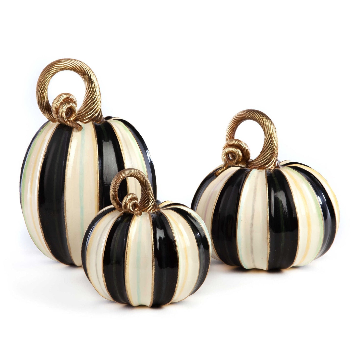 Velká dýně Elegant Stripe od MacKenzie-Childs, ručně malovaná pruhovaným vzorem Courtly Stripes se zlatým stonkem, ideální jako Halloweenská dekorace, Waterfall Bathrooms.
