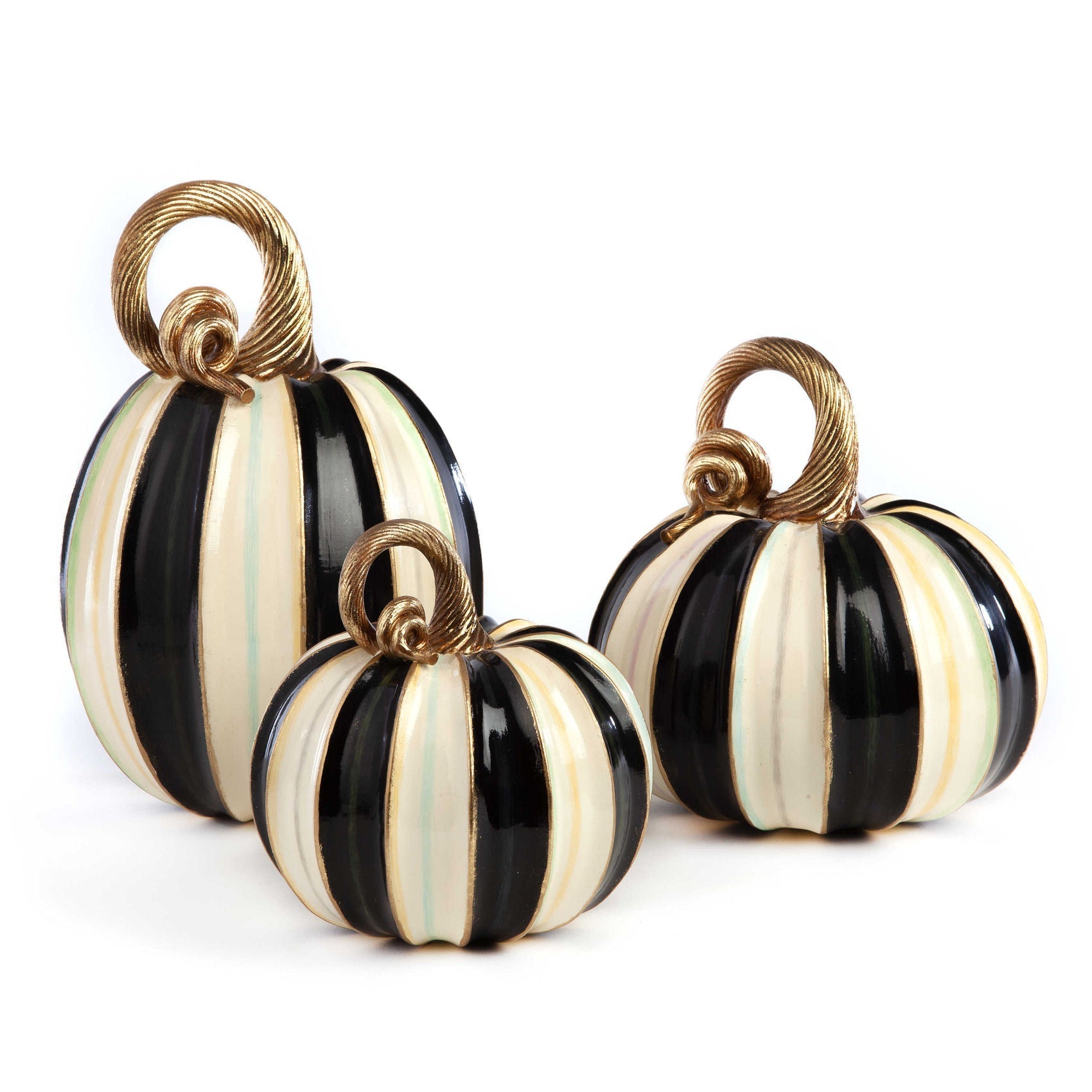 Velká dýně Elegant Stripe od MacKenzie-Childs, ručně malovaná pruhovaným vzorem Courtly Stripes se zlatým stonkem, ideální jako Halloweenská dekorace, Waterfall Bathrooms.
