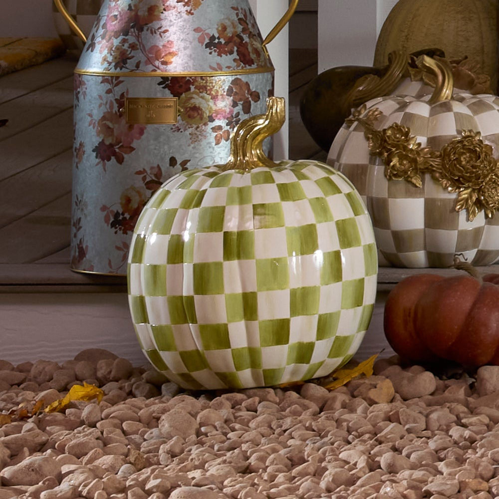 Velká dekorativní dýně Moss Check od MacKenzie-Childs s mechově zeleným kostkovaným vzorem a zlatým stonkem, Waterfall Bathrooms.