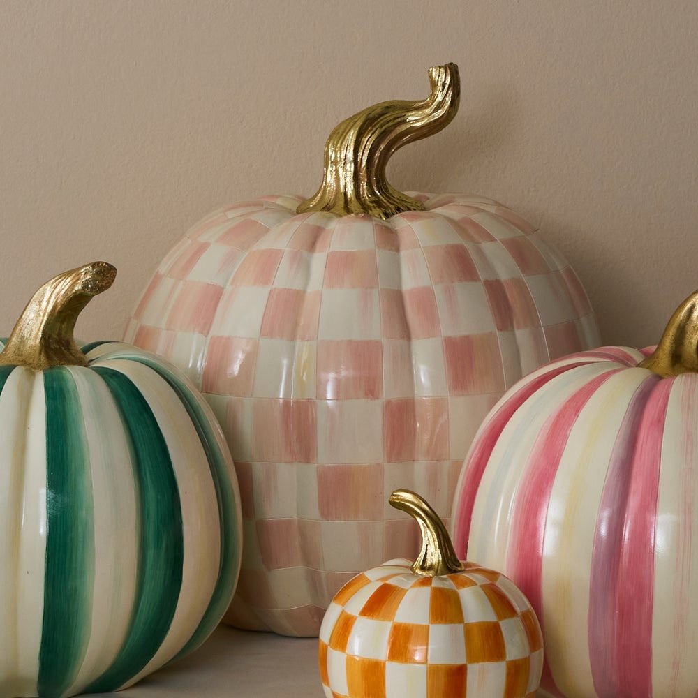Velká dekorativní dýně Rosy Check od MacKenzie-Childs s narůžovělými kostkami a zlatým stonkem, Waterfall Bathrooms.