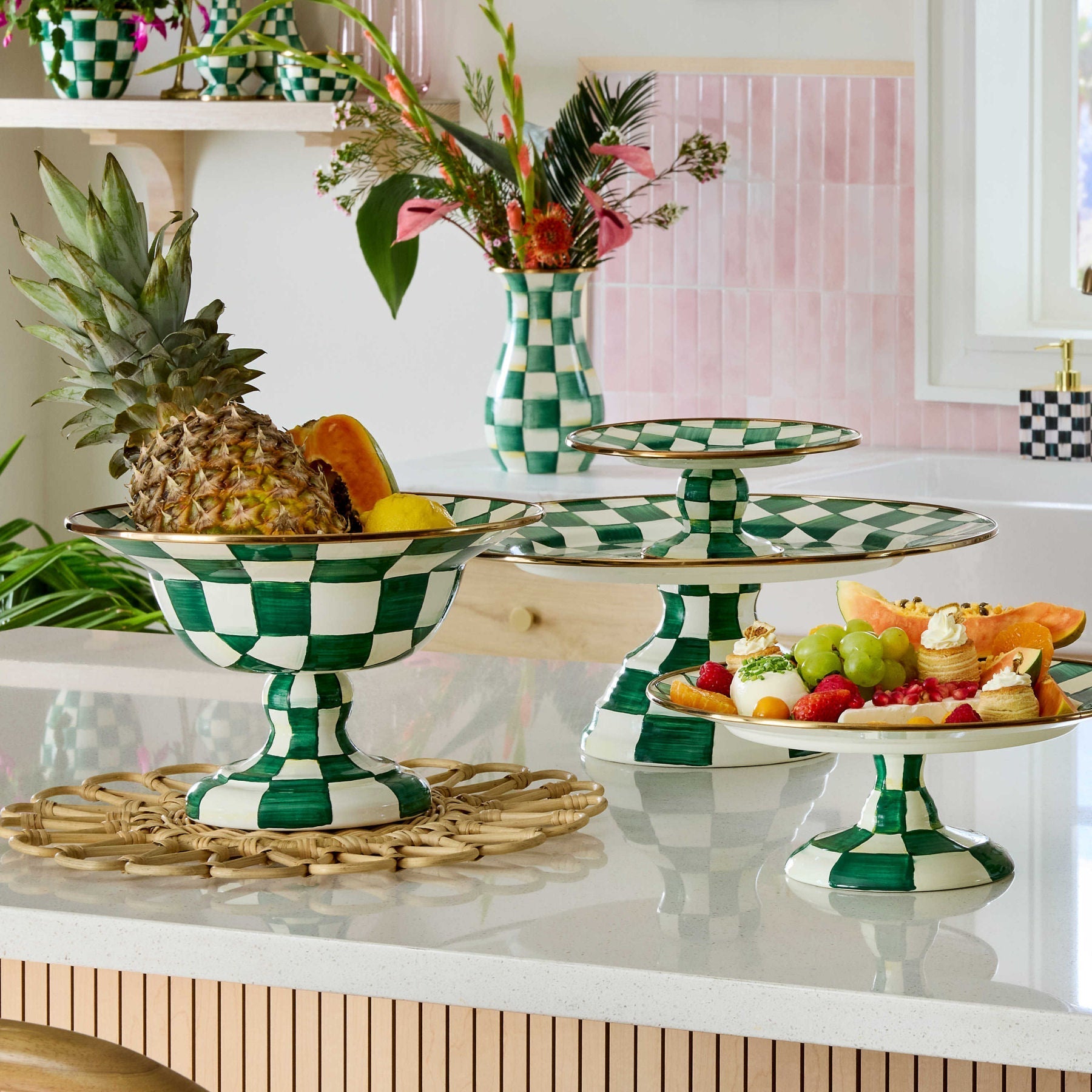 Velká kompotová mísa Emerald Check od MacKenzie-Childs se zeleným kostkovaným vzorem, Waterfall Bathrooms.
