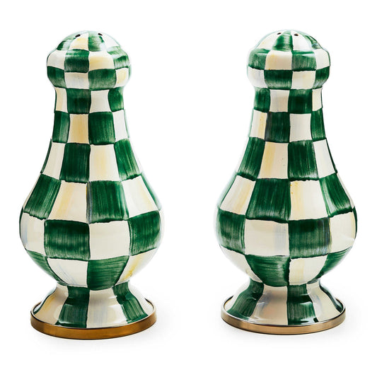 Velká slánka a pepřenka Emerald Check od MacKenzie-Childs se zeleným kostkovaným vzorem, Waterfall Bathrooms.


