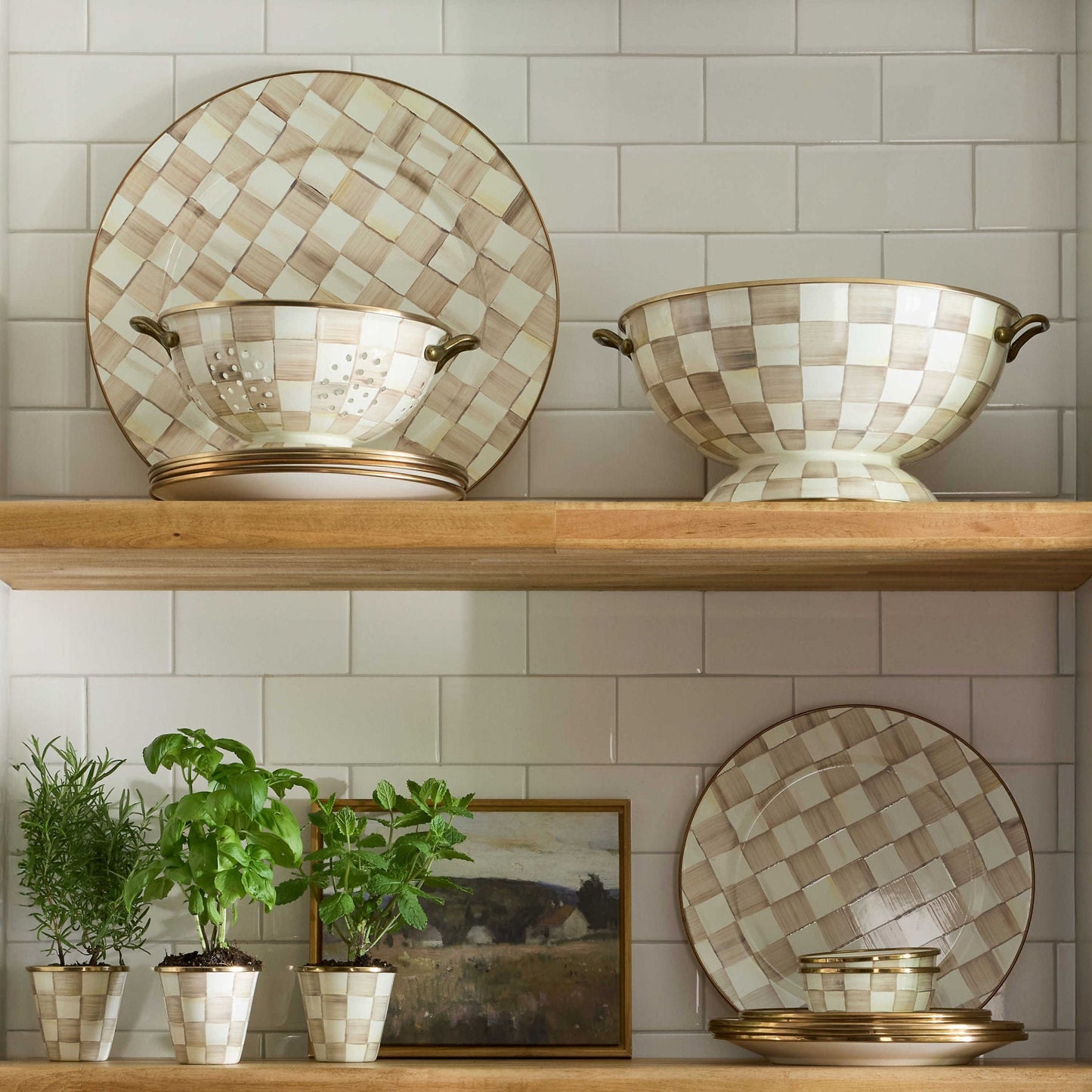 Velký cedník Mocha Check od MacKenzie-Childs, ručně malovaný kostkovaný vzor v kávových odstínech, robustní ocel, ucha s povrchem starožitné mosazi, Waterfall Bathrooms.
