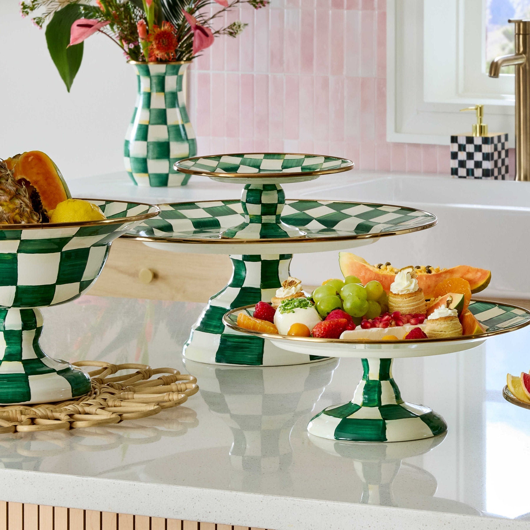 Velký servírovací podnos na nožce Emerald Check od MacKenzie-Childs se zeleným kostkovaným vzorem, Waterfall Bathrooms.