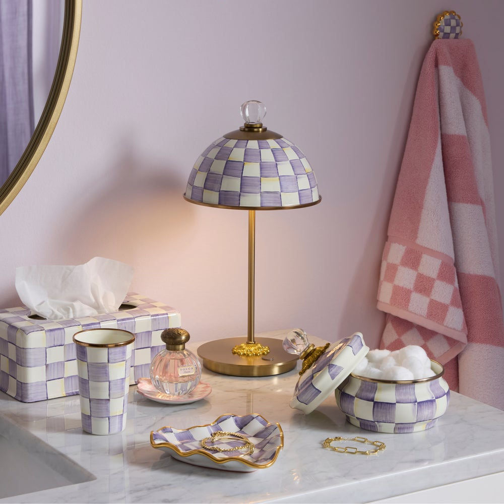 Luxusní Led lampa Violet Check dobíjecí MacKenzie-Childs v koupelně