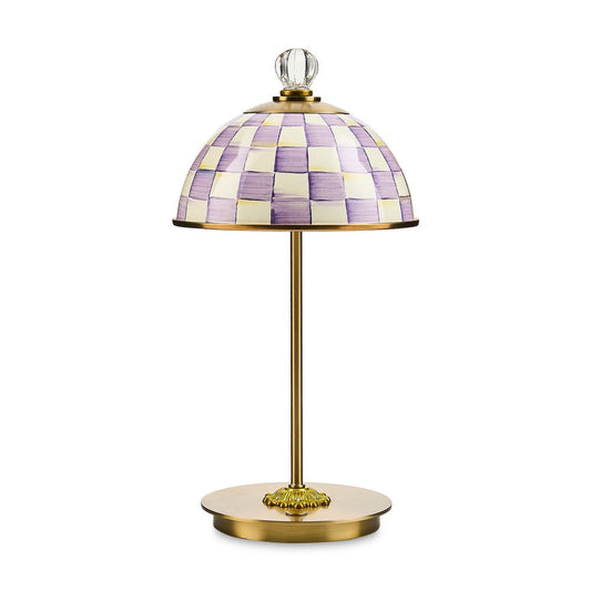 Luxusní bezdrátová stolní lampa s fialovým kostkovaným vzorem Violet Check od MacKenzie-Childs.