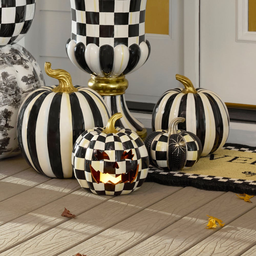 Černá vlnkovaná rohož Black Scalloped od MacKenzie-Childs s potiskem, kokosové vlákno, Waterfall Bathrooms.