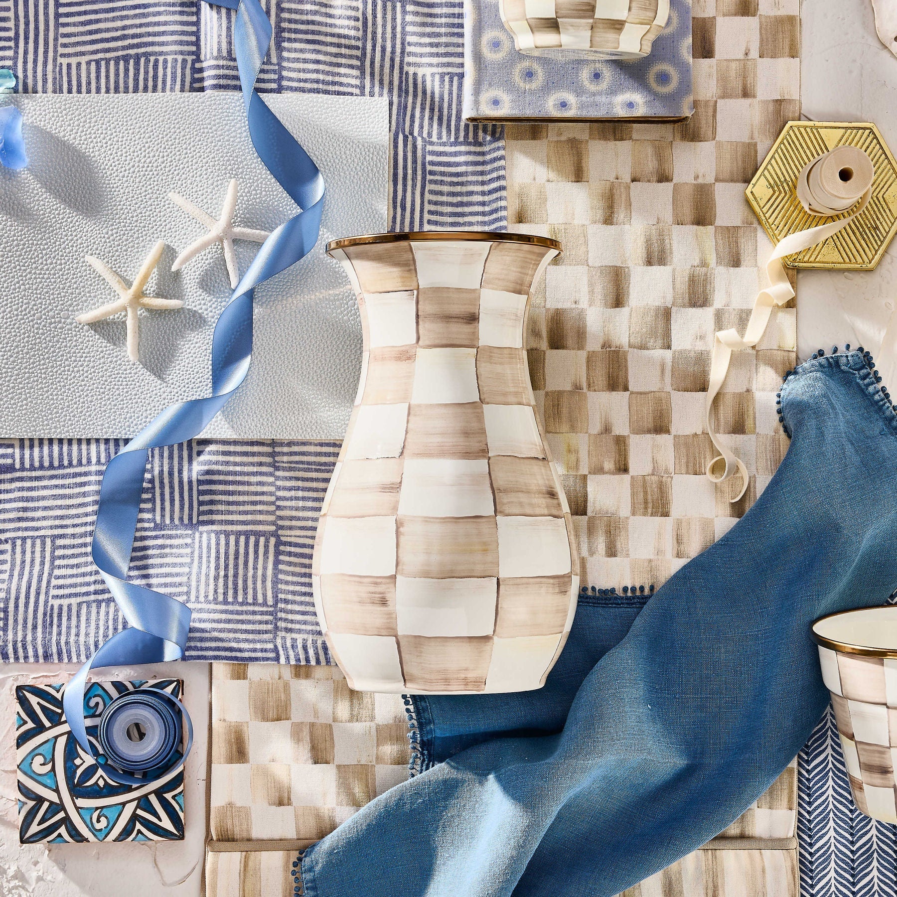 Vysoká smaltovaná váza Mocha Check od MacKenzie-Childs s kávovými kostkami, ve tvaru konvice na mléko, Waterfall Bathrooms.