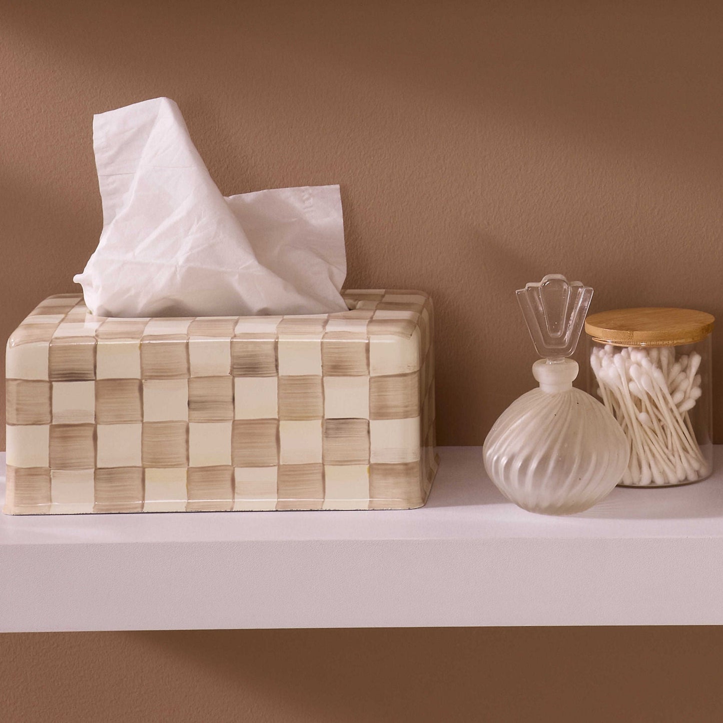 Smaltovaný zásobník na papírové kapesníky Mocha Check od MacKenzie-Childs s kávovým kostkovaným vzorem, Waterfall Bathrooms.