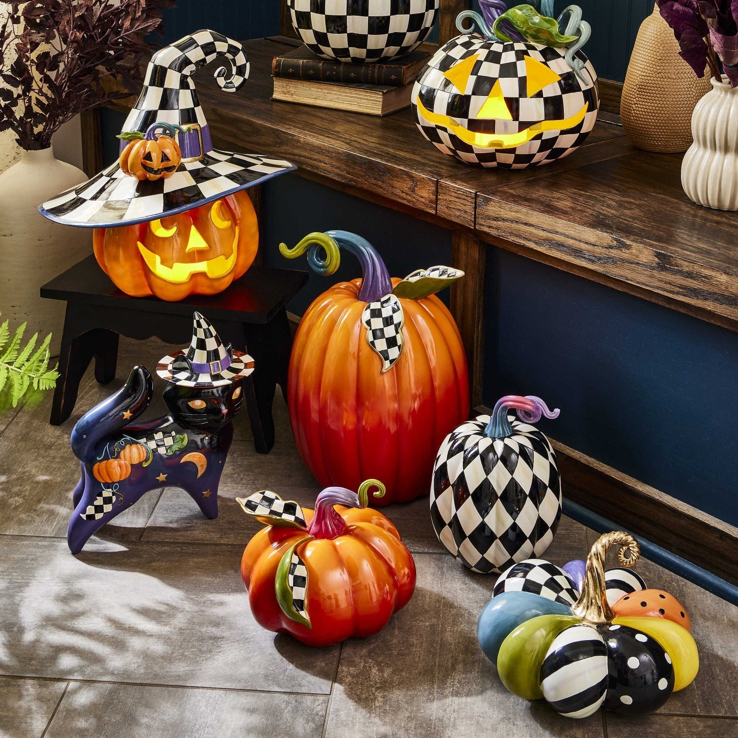 Halloweenská dekorace Čarodějnická dýně Happy Jack od MacKenzie-Childs, pryskyřice, čarodějnický klobouk Courtly Check s oranžovou dýní, blikající LED světlo na baterie, Waterfall Bathrooms.
