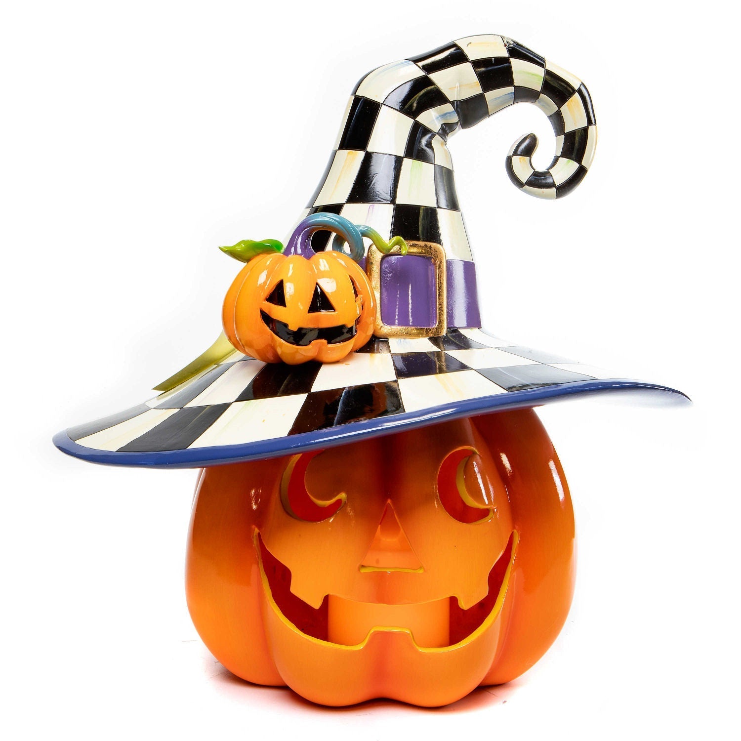 Halloweenská dekorace Čarodějnická dýně Happy Jack od MacKenzie-Childs, pryskyřice, čarodějnický klobouk Courtly Check s oranžovou dýní, blikající LED světlo na baterie, Waterfall Bathrooms.
