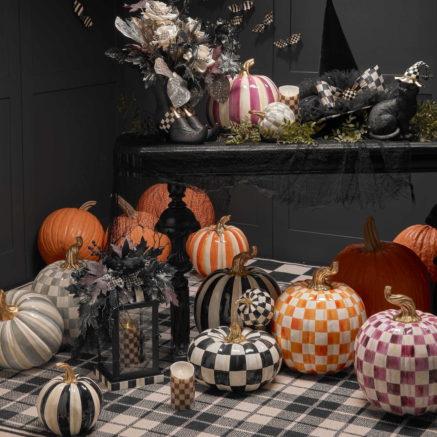 Halloweenská dekorace Černá kočka s čarodějnickým kloboukem Courtly Check a třpytivým pavoukem od MacKenzie-Childs, polyresin, Waterfall Bathrooms.
