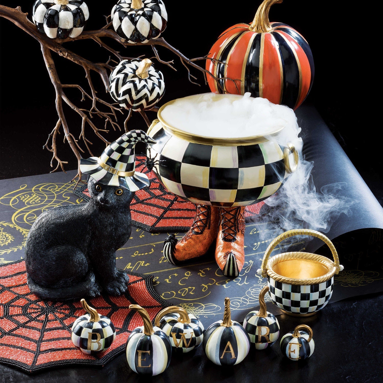 Halloweenská dekorace Černá kočka s čarodějnickým kloboukem Courtly Check a třpytivým pavoukem od MacKenzie-Childs, polyresin, Waterfall Bathrooms.
